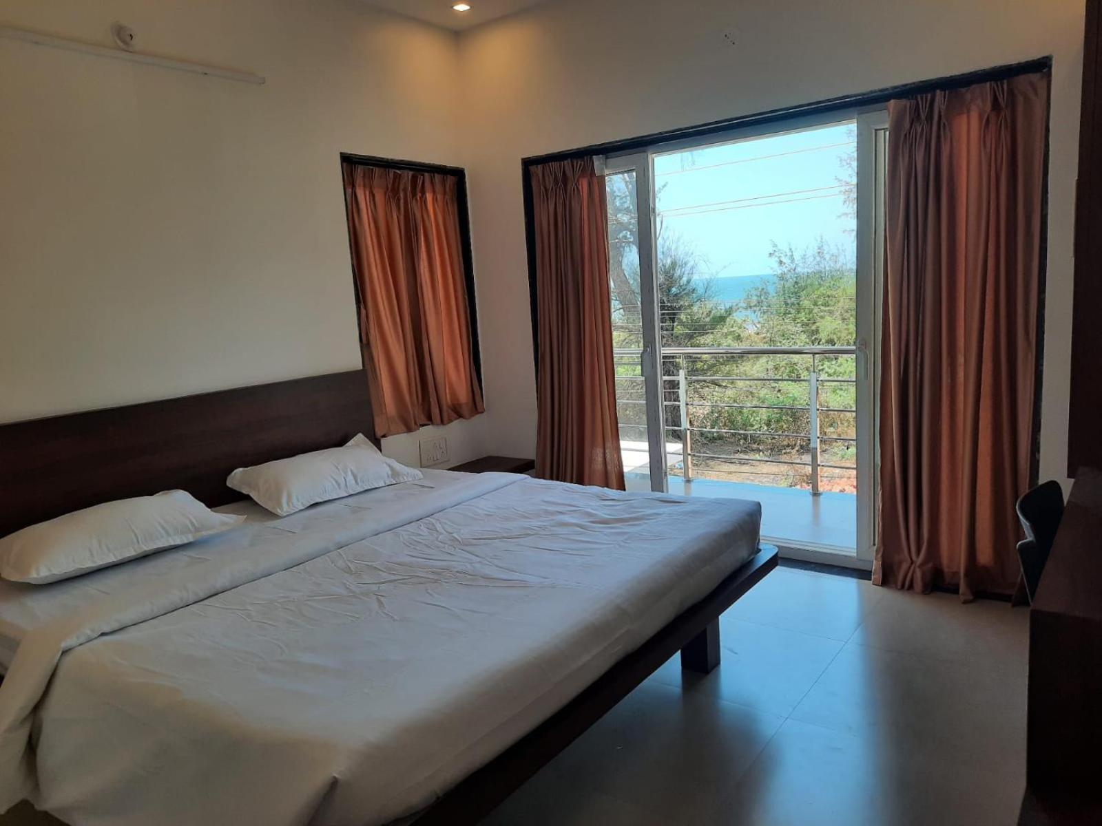 Raapan Beach Resort Mālvan Екстериор снимка